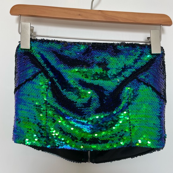 Lulu’s two piece sequin set (crop top & skirt) - Picture 4 of 6